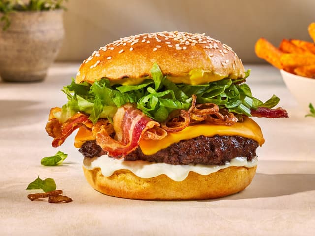Klassisk Angusburger med cheddar, bacon og sprøstekt løk