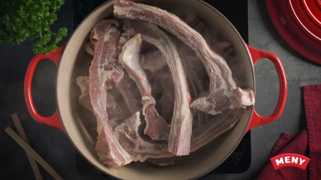 Legg pinnekjøttet over, kok opp, og la dampkoke på svak varme til kjøttet er mørt og løsner fra bena (ca. 2-3 timer). Pass på så det ikke koker tørt.