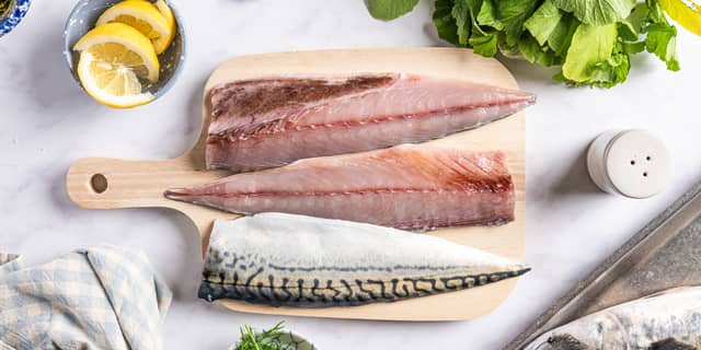 **Makrell:** Bland mel, salt og grovkvernet pepper på en tallerken. Vend makrellfiletene i melblandingen så de blir dekket på begge sider. Stek makrellfiletene i smør på middels varme i to minutter på hver side.