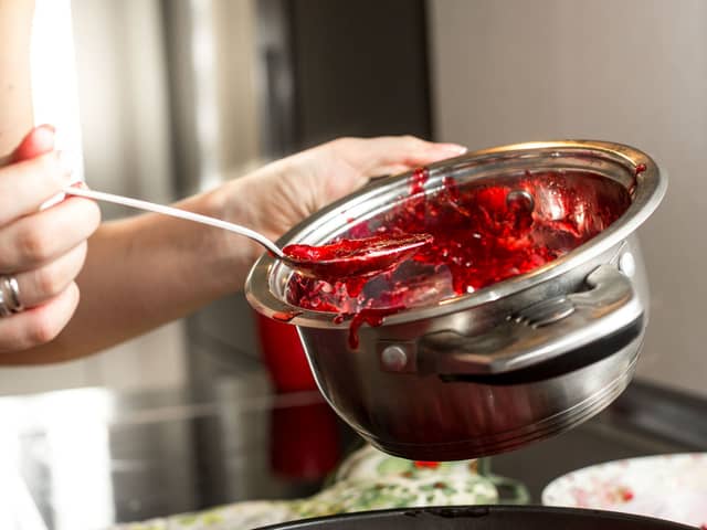 Ha saften tilbake i en kjele. Kok opp saften og la den koke i noen minutter. Tilsett sukkeret litt etter litt. Smak til underveis, og rør til sukkeret er oppløst.