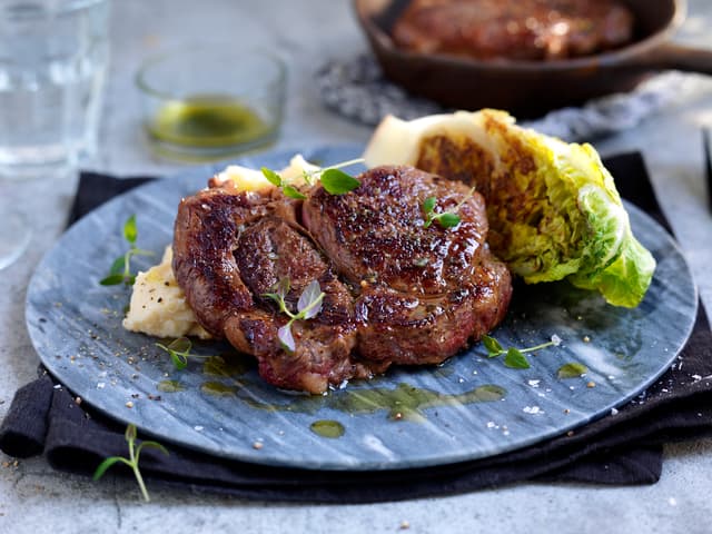 Entrecôte med kryddersmør og stekt hjertesalat