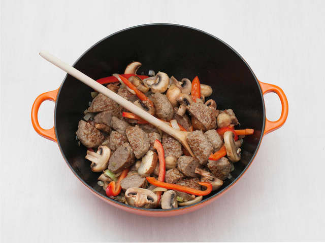 Stek sopp, løk, paprika og kjøttkakeskiver i olje i en gryte eller stekepanne, ca. 5 min.