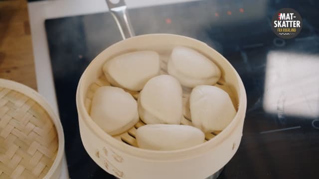 Damp steam buns i en bambus steamer i 5 minutter til de er lune.