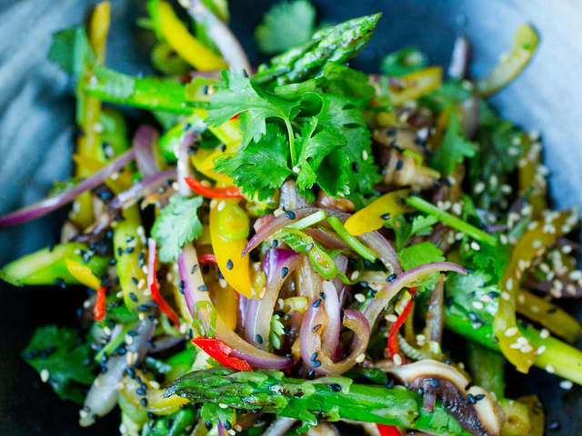 Stekte grønnsaker med soya og sesam