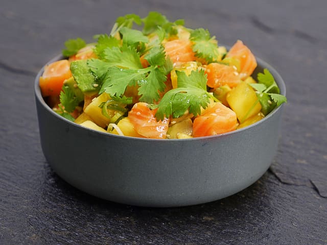 Poke salat med laks og ananas