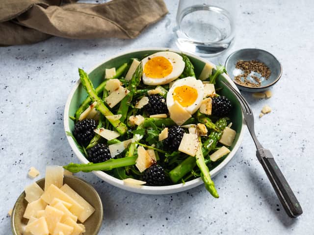 Salat med asparges, bær og parmesan
