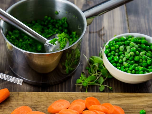 **Ertepuré:** Kok erter møre i vann sammen med hakket hvitløk. Hell av kokevannet og mos med en stavmikser eller foodprosessor. Rør inn smør og olje, og smak til med salt og pepper.