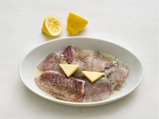 Rens og legg seifileten i en ildfast form. Ha over sitronsaft, krydre med salt, pepper og sitronpepper, og ha i 1 ss smør i formen. Stek fisken i ovnen på 220C i ca. 8-10 min.