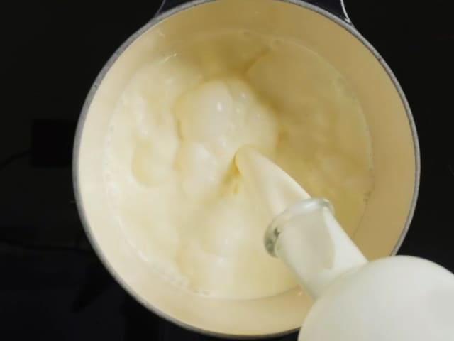 Ha fløte, melk, sukker og vaniljestang i en kjele. Kok opp. Ta kjelen av plata og la den trekke i 10 minutter.