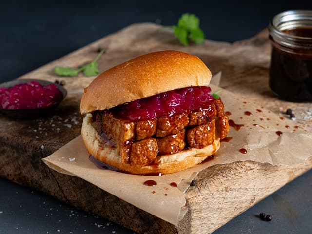 Ribbeburger med syltet rødløk