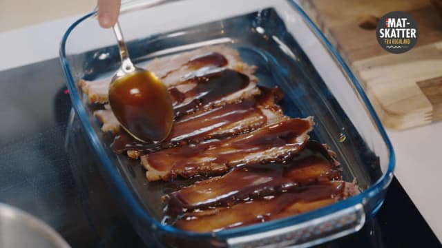 **Ribbe med hoisinsaus:** Bland ribben godt med hoisinsausen. Stek midt i ovnen på 180 grader i ca 10 minutter.