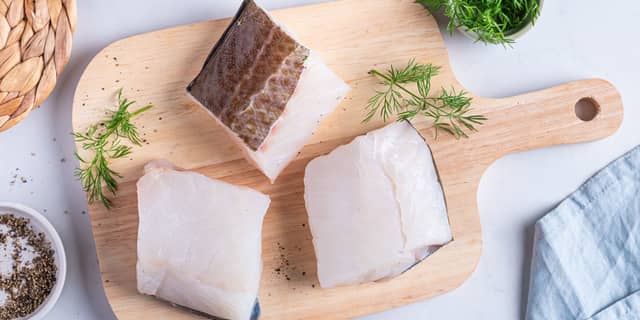 **Skrei:** Skjær skreien i porsjonsstykker og krydre dem med salt og pepper.