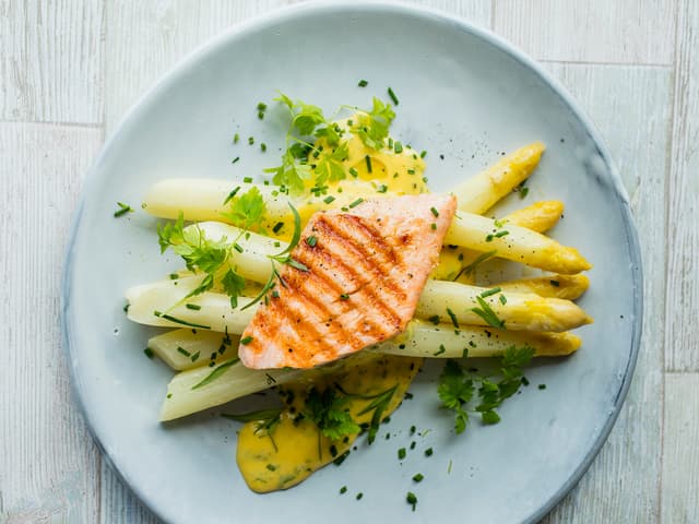 Glaserte asparges med grillet laks og urte-hollandaise