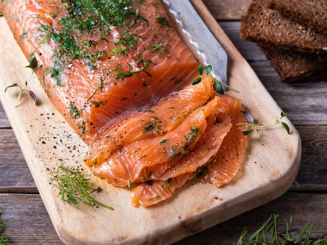 Etter 2-3 døgn, heller du av laken og tørker fisken lett med kjøkkenpapir. Server på godt rugbrød eller med kokte nypoteter, sennepssaus, crème fraîche og syltet rødløk.