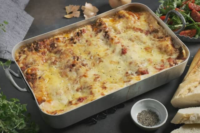Stek lasagnen i ovnen på 180 grader i ca 45-60 minutter. La den avkjøles i 10 minutter før du skjærer i den, da får sausen "satt seg" og du kan skjære pene biter.