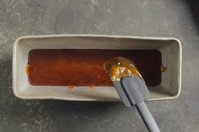 Hell karamellen i en avlang brødform på ca 1,5 liter. La den kjøle seg ned på benken.