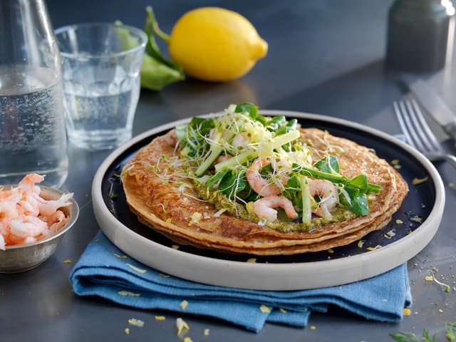 Pannekaker fylt med reker og pesto