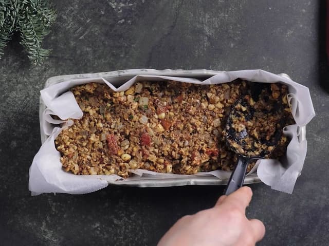 Ha alt over i en brødform dekket med bakepapir. **Stek midt i ovnen på 180 grader i ca 12-15 minutter.**