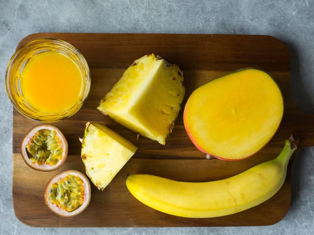 **Tropisk aroma:** Rens og skjær ananas, mango og banan i grove biter. Kjør det sammen i en hurtigmikser og spe med appelsinjuice til passe konsistens. Del pasjonsfruktene i to og skrap ut fruktkjøttet med en skje. Ha det over i hurtigmikseren og kjør smoothien noen få sekunder til, slik at pasjonsfrukten blir jevnt fordelt. Drikkes med det samme eller oppbevares i kjøleskapet.