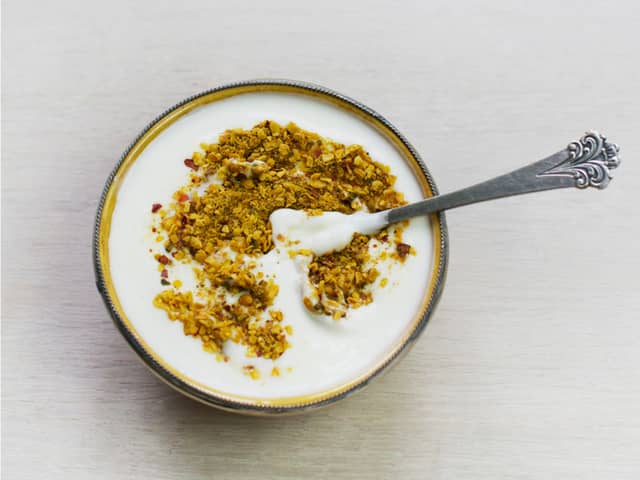 Bland yoghurt og raitamiks, og server til gryten.