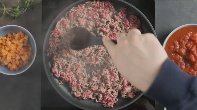 Stek kjøttdeigen på høy varme i olje til den er godt brunet og litt sprø i kantene. Hell over soyablandingen og stek videre i 2–3 minutter til kjøttdeigen blir mørk, blank og sticky.
