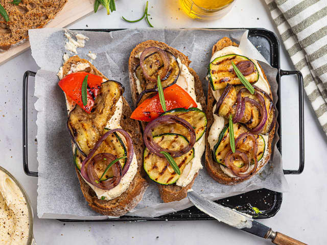 Bruschetta med fetakrem og grillede grønnsaker