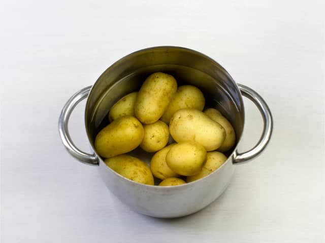 Start med å koke potetene møre. Sett til side og la dem dampe seg tørre.