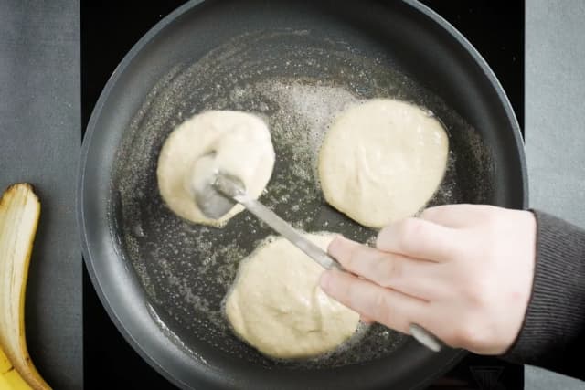 Stek fine og gylne små pannekaker over middels høy varme i en stekepanne med litt smør i. Husk å snu pannekakene jevnlig!