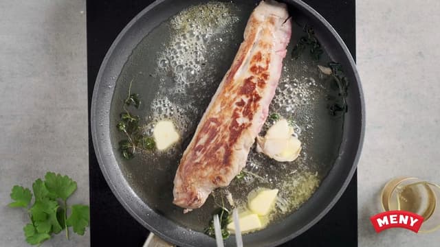 **Svinefilet:** Skjær av senen på svinefileten. Krydre kjøttet med salt og pepper, og brun i smør i en panne til det er gyllent.