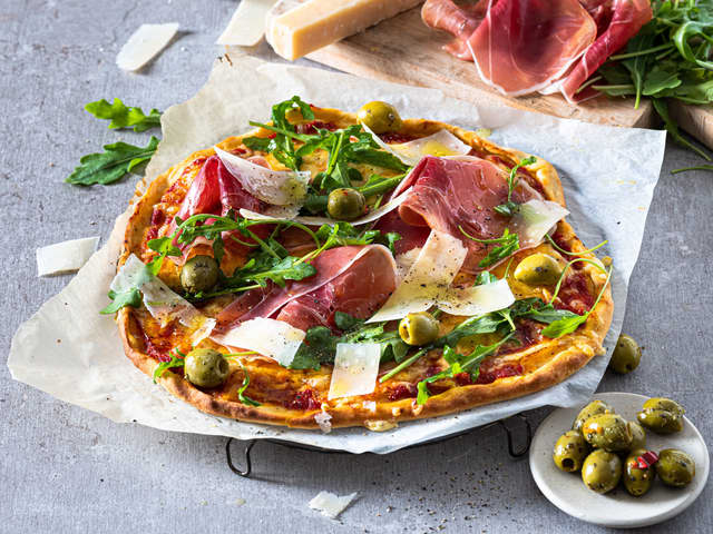 Italiensk pizza med parmaskinke