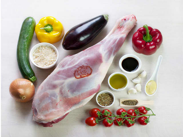 **Lammelår:** Bland sammen provencekrydder, dijonsennep, soyasaus, hakket hvitløk, 3 ss olivenolje, brødrasp og pepper. Smør blandingen jevnt over lammelåret.