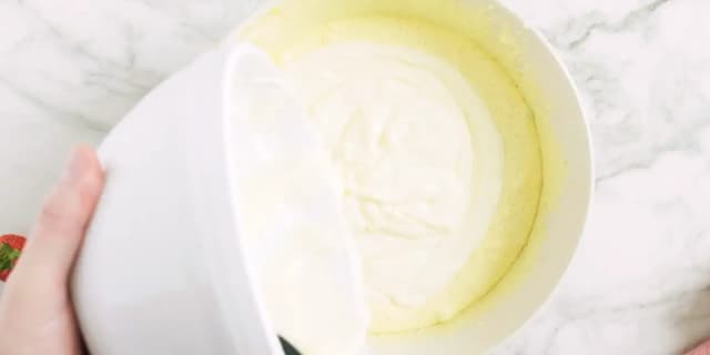 Pisk fløten til luftig krem. Pass på at kremen ikke blir for stiv. Vend forsiktig sammen med eggedosisen.