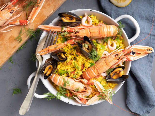 Hjemmelaget paella med skalldyr