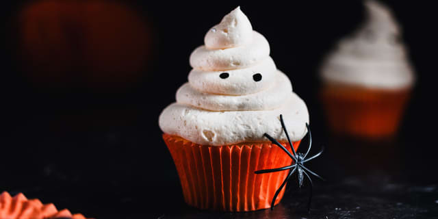 Pynt muffinsene som du ønsker, med melis eller ostekrem og Halloween pynt.