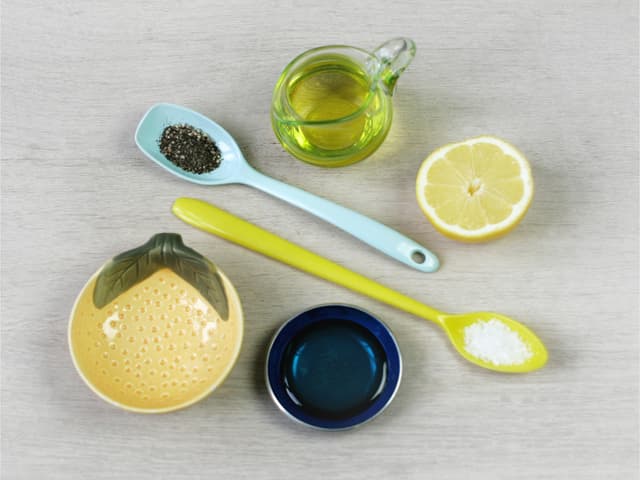 Bland dressingen, anrett ingrediensene på tallerkene og fordel dressing og koriander over salaten.