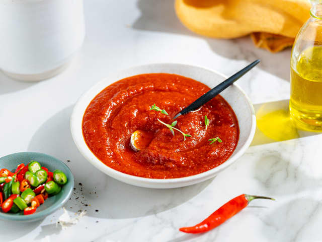 Kjør blandingen til en jevn saus med en stavmikser eller i en food prosessor. Smak på sausen.