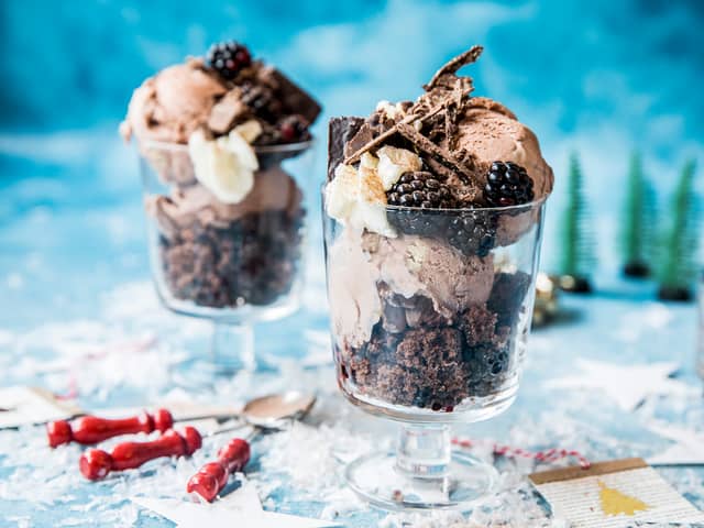 Lagkake med sjokoladeis, brownies og bjørnebær