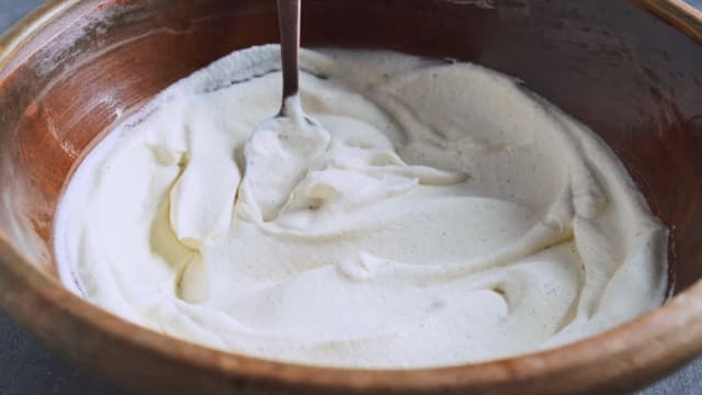 **Rødbetsalat:** Pisk kremfløten og bland i majonesen. Finhakk rødbeter, eple og sjalottløk og bland sammen. Smak til med karve, sukker og salt.