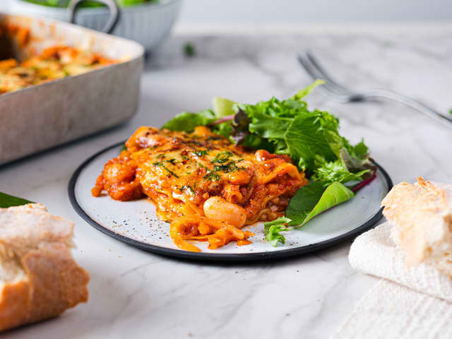 **Stek lasagnen:** Topp med revet ost og gratiner midt i ovnen på 180 grader i ca. 30 minutter. La lasagnen hvile i ca. 10 minutter før servering.