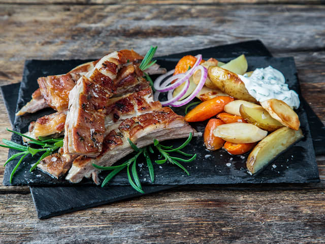 Lammeribbe med rotgrønnsaker og urtedipp