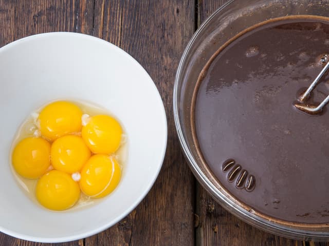 Tilsett eggeplommer én etter én og visp godt mellom hver eggeplomme.