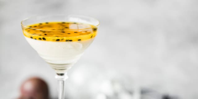 Kok opp sausen og la den småkoke i et par minutter. Kjør sausen raskt i en blender eller med en stavmikser for å knuse fruktsekkene rundt pasjonsfruktsteinene. Avkjøl sausen før servering.