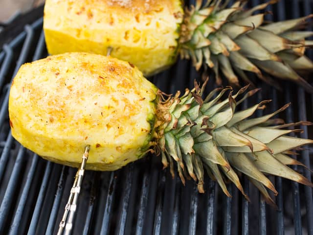 Grill ananasen over middels høy varme i ca. 45–60 minutter, eller til du kjenner at ananasen har blitt myk ved å trykke lett på den. Snu ofte for jevn grilling og for å unngå at ananasen blir brent.