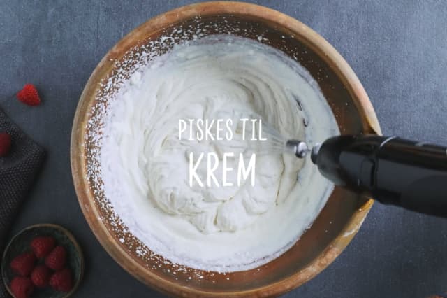 Pisk alle ingrediensene sammen på jevn fart, med håndmikser eller ballongvisp i kjøkkenmaskin.
