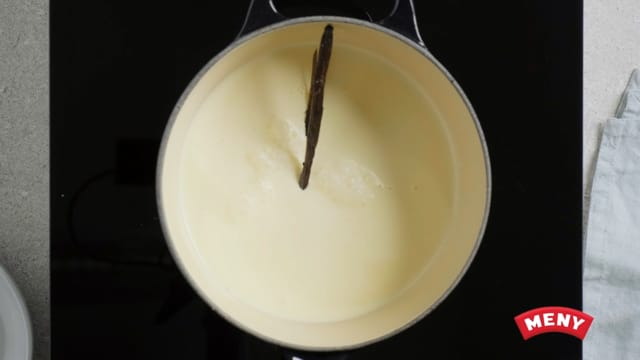 Ha 3 dl melk, sukker og vaniljestenger i en kjele, og kok opp. Ha deretter 3 dl melk, maizena og eggeplommer i en stor bolle, og pisk godt sammen.