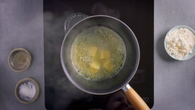 **Saus:** Lag saus mens kalkunen hviler. Smelt smøret i en gryte og rør inn melet. Pisk inn kraften og rør hele tiden mens det koker opp. La sausen småkoke 5 minutter så melsmaken forsvinner.