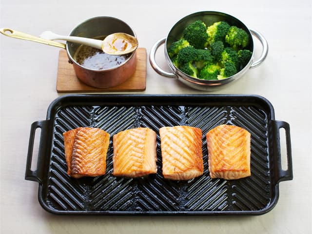 Server laks med grønnsaker og saus.