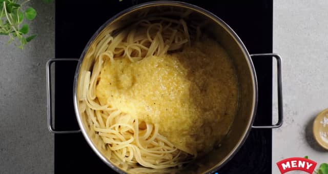 Vend inn egg- og parmesanblandingen. Varmt nok til at eggeblandingen tykner, uten at det blir eggerøre. Hvis pastaen blir litt klissete kan du enkelt løse dette «problemet» ved å tilsette et par spiseskjeer av pastavannet.
