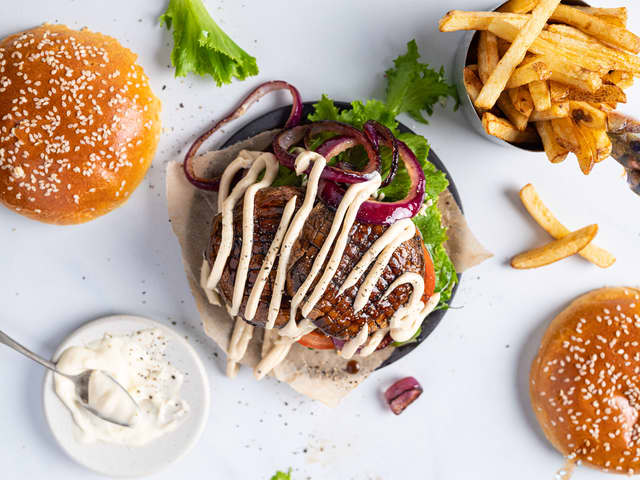 Ha aioli på lokket, legg det på burgeren og server.