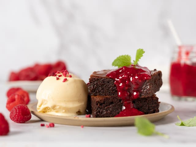 Server gjerne brownies med iskrem og karamellsaus, eller bringebærsaus.
